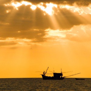 barco de pesca ao sol