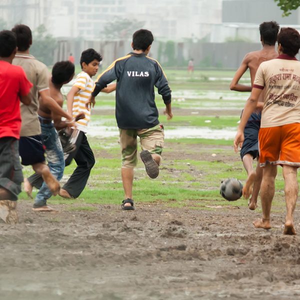 meninos jogando futebol